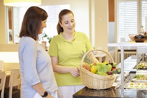 Eine Patientin wird von einer Diätassistentin beraten. Eine Patientin wird von einer Diätassistentin beraten.