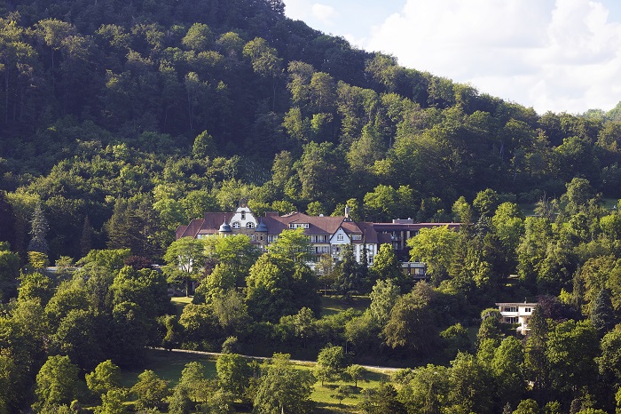 Eine Weitwinkelaufnahme der Römerberg-Klinik in Badenweiler umgeben von Wäldern. Eine Weitwinkelaufnahme der Römerberg-Klinik in Badenweiler umgeben von Wäldern.