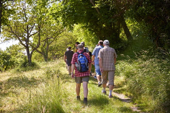 Mehrere Personen wanden in der Umgebung der Römerberg-Klinik. Mehrere Personen wanden in der Umgebung der Römerberg-Klinik.