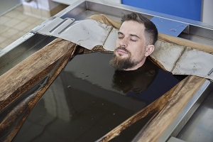 Ein Patient der Römerberg-Klinik entspannt im Moorbad. Ein Patient der Römerberg-Klinik entspannt im Moorbad.