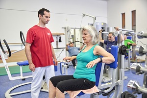 Eine Patientin wird von einem Therapeuten in die Nutzung der MTT-Geräte eingewiesen. Eine Patientin wird von einem Therapeuten in die Nutzung der MTT-Geräte eingewiesen.