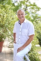 Dr. Hagen Otto ist der Chefarzt der Römerberg-Klinik. Er ist Facharzt für Orthopädie und Unfallchirurgie. Dr. Hagen Otto ist der Chefarzt der Römerberg-Klinik. Er ist Facharzt für Orthopädie und Unfallchirurgie.